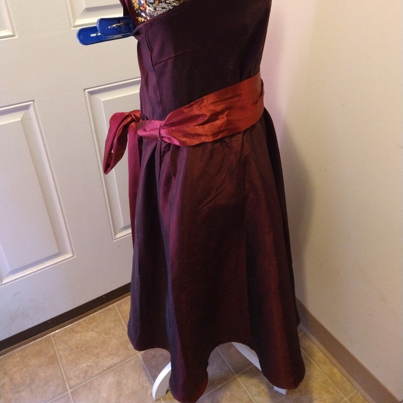 Elegant and simple Dress - Picture 2 of 3